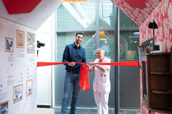 De opening van De Wereld van Bravis in het Bravis ziekenhuis in Bergen op Zoom. Rechts Corrie Perdaems die ruim 50 jaar bij Bravis werkt en links Arno Rinck die sinds 1 maart in dienst is.