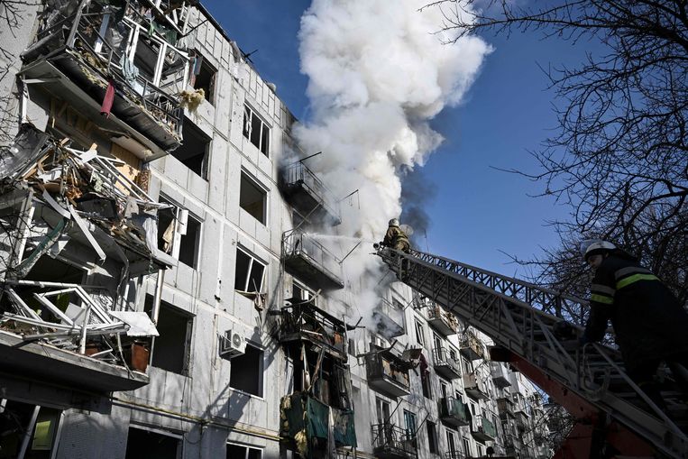 I vigili del fuoco controllano un incendio nella città ucraina di Chugov vicino a Kharkiv, che è stata colpita dalla Russia.  foto AFP