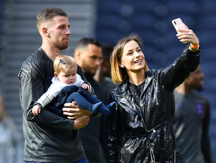Alderweireld met zijn gezin tijdens de traditionele afscheidsronde. Tottenham speelde 2-2 tegen Everton.