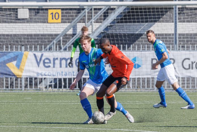 Marwin Reuvers (RBC) en Richelor Sprangers (Kruisland); ooit ploeggenoten bij NAC, nu tegenstanders.