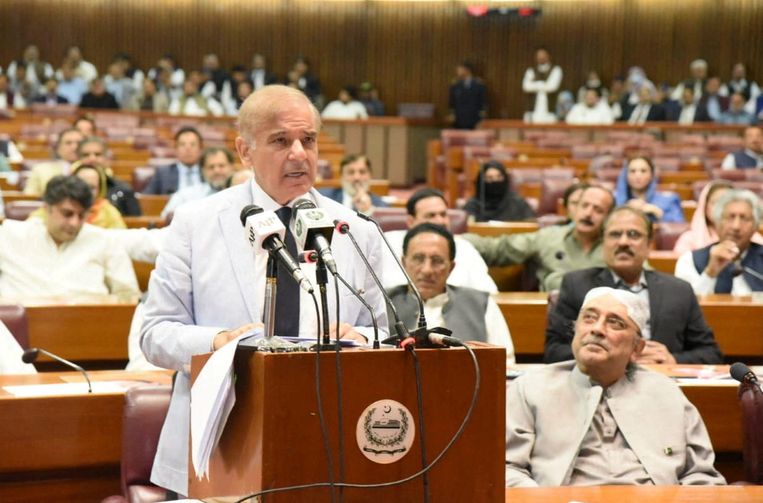 Shehbaz Sharif spreekt het Pakistaanse parlement toe. Beeld via REUTERS