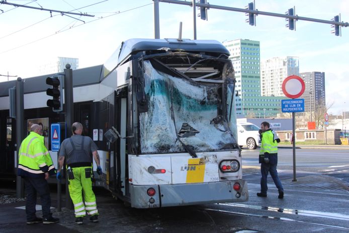 Tramtoestel ontspoort na ongeval met tractor op Noorderlaan.