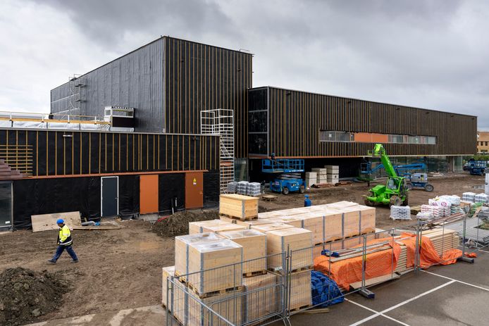 Nederland,  Zaltbommel, de bouw van de nieuwe sporrthal annex zwembad aan de Hogeweg.