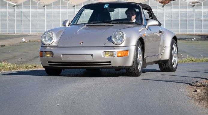 Gregory Tuytens met de zilvergrijze Porsche 911 die ooit van Diego Maradona was.