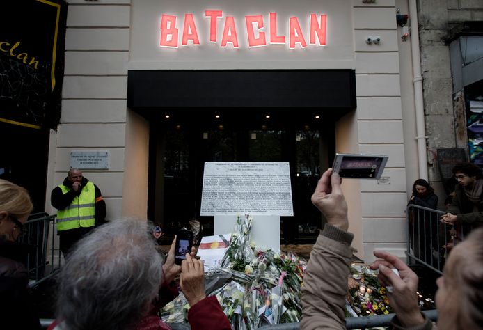 Parijzenaars bij de plaquette met namen van slachtoffers die omkwamen bij de aanslag in Bataclan.