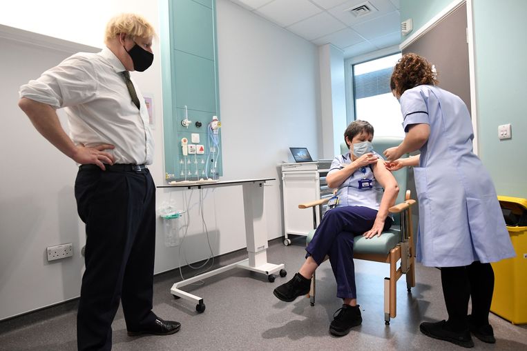 Boris Johnson tijdens zijn bezoek aan het Chase Farm Hospital, waar vandaag de eerste Oxford-vaccins werden toegediend. Beeld AFP