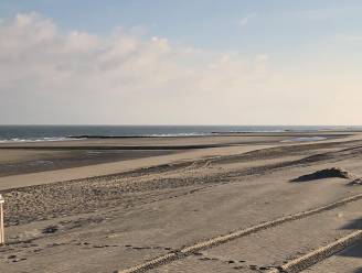 Bredens strand wordt geëffend na hevige wind