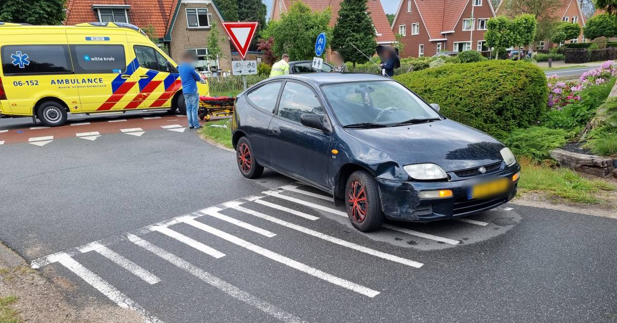 Vrouw op scooter gewond bij aanrijding met auto.