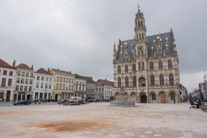 Grote roestvlekken ontsieren het autovrije plein op de Markt.