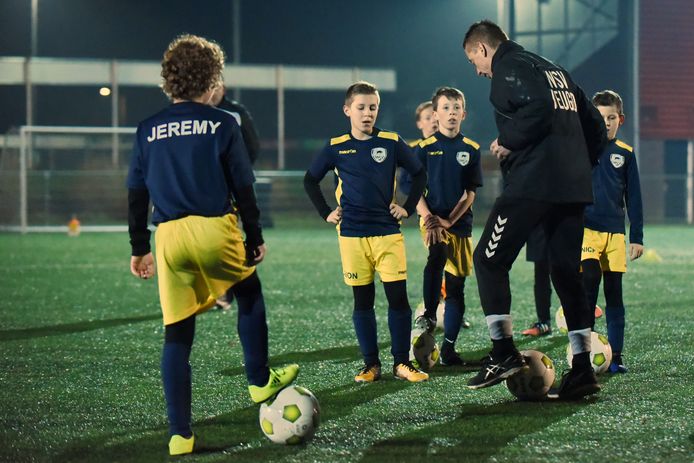 Rillen Van De Kou Op De Training Dat Hoeft Echt Niet Jongens Apeldoorn Destentor Nl