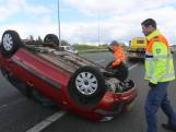 Auto ondersteboven na botsing met vrachtwagen op A2