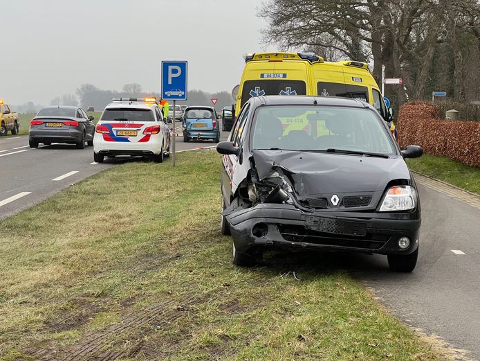 De Rijkstraatweg N337 is zondagmiddag als ter hoogte van Olst korte tijd afgesloten geweest als gevolg van een aanrijding.