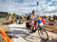 Oud-burgemeester Wilmien Haverkamp vond haar werk in de gemeente Tubbergen doorgaans een feestje, zoals bij de opening van het feestpad tussen Manderveen en Tubbergen.