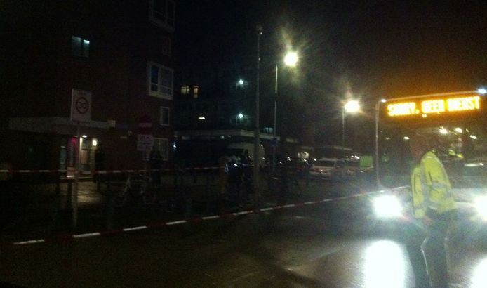 Bewoners van de flat aan de Mathenesserweg en Rösener Manszstraat worden uit hun huizen gehaald en gaan per bus naar een opvanglocatie.
