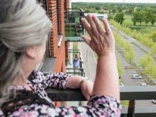 In deze Enschedese flat wonen overal mensen, maar waarom is er dan toch eenzaamheid?