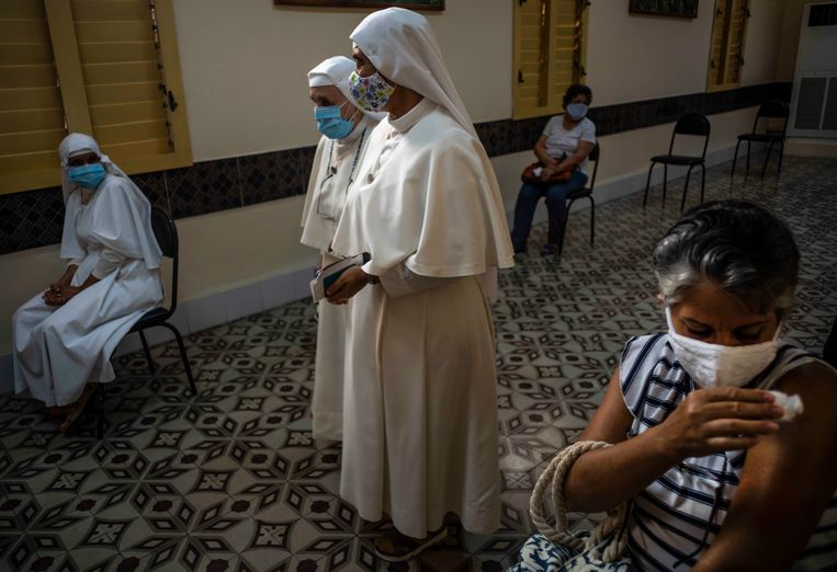 Een Cubaanse vrouw in Havana die zojuist gevaccineerd is met het Abdala-vaccin. Beeld AP