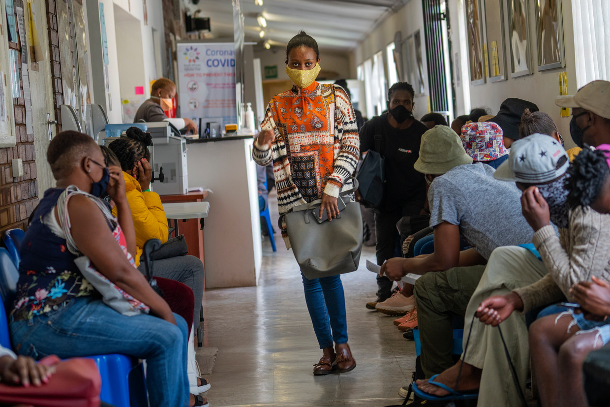 Vrijwilligers wachten om te worden gecontroleerd bij een vaccinatie-testfaciliteit in het Chris Sani Baragwanath Hospital in Soweto buiten Johannesburg, Zuid-Afrika. Beeld AP