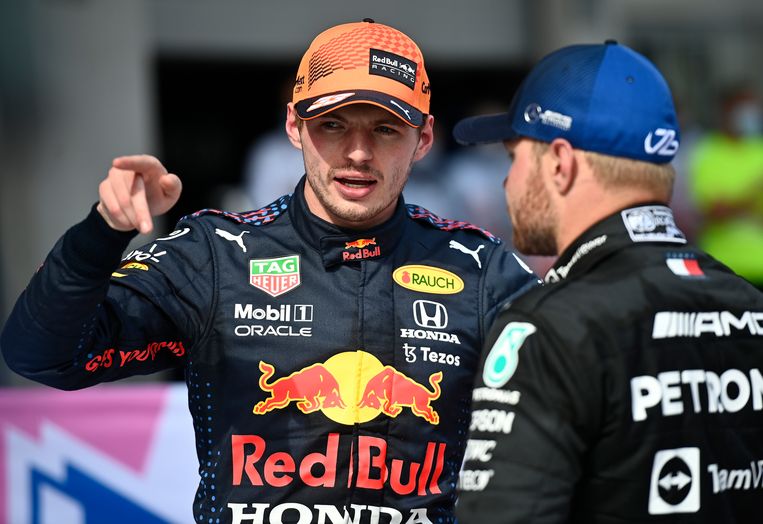 Max Verstappen in gesprek met teamgenoot Valtteri Bottas na de race. Beeld AP