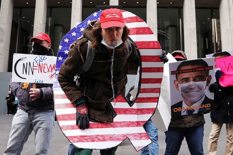 Aanhangers van de complottheorie QAnon in New York.  Beeld REUTERS
