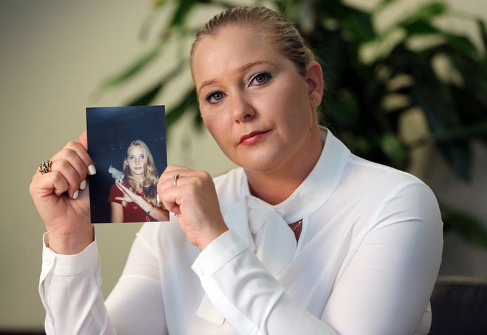 Virginia Roberts met een foto van toen ze zestien jaar oud was. Dat was de leeftijd waarop ze met Epstein in contact kwam.