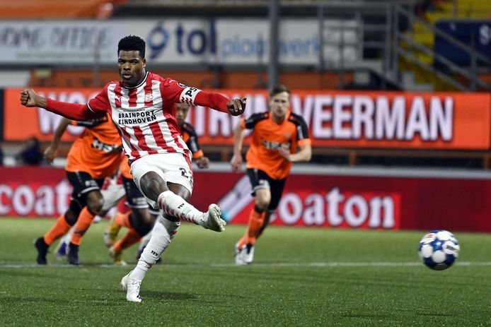 Denzel Dumfries schoot PSV vanaf de stip naar een 0-2 voorsprong tegen FC Volendam.