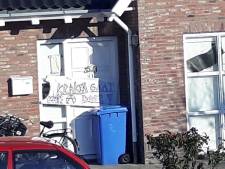 Krakers Gorcumse Spijksedijk uit een woonboot in het Kanaal van Steenenhoek gezet