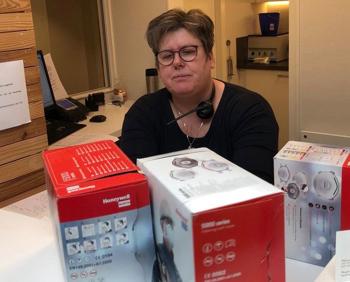 Ida van der Plas, assistente van huisartsenpraktijk Van der Brugge in Uddel, is zichtbaar ontroerd dat er gehoor wordt gegeven aan de oproep om mondkapjes komen brengen