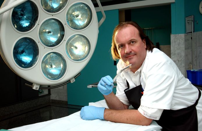 Jeff Hoeyberghs Uit Rechtszaal Gezet Omdat Hij Patiente Een Verfrommelde Broodzak Noemde Celebrities Hln Be