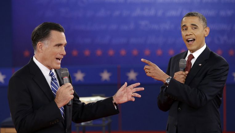 Mitt Romney (links) en Barack Obama tijdens hun tweede televisiedebat. Beeld ap