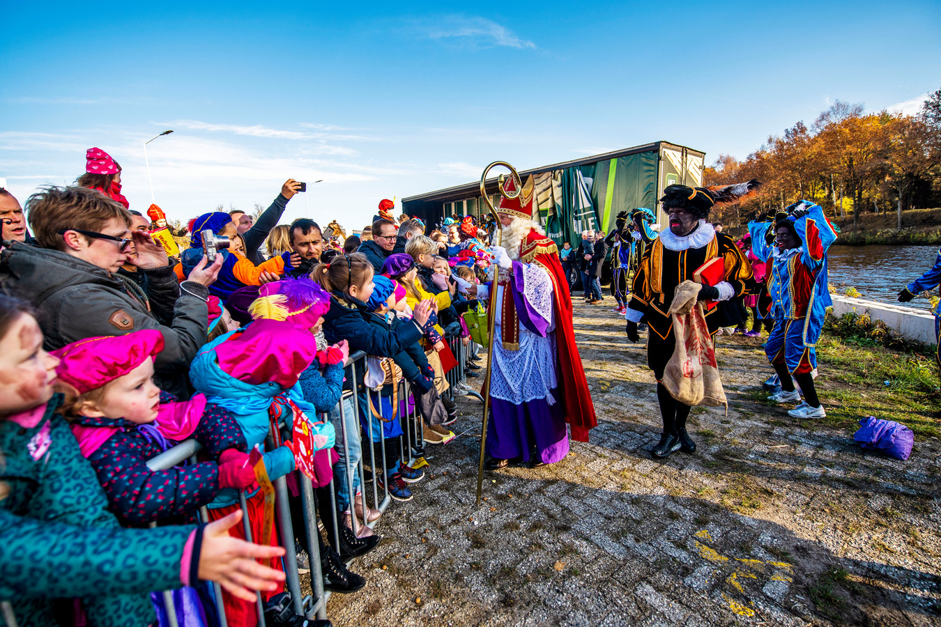zoete smaak slank Brig Een high five met Zwarte Piet: intocht van Sinterklaas in Best en Nuenen |  Foto | ed.nl
