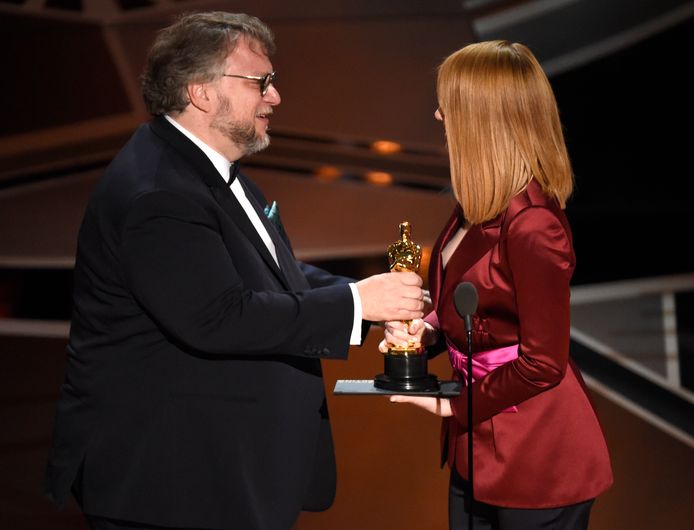 Guillermo Del Toro krijgt zijn Oscar van Emma Stone.
