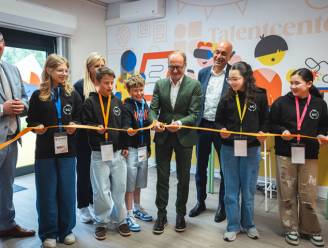 Leerlingen VBS Prinsenhof openen samen met Vlaams minister Weyts het nieuwe VOKA Talentcenter in Zellik