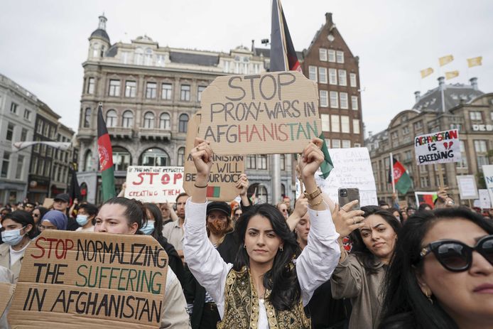 Demonstranten vragen in hartje Amsterdam aandacht voor het lot van Afghanen.