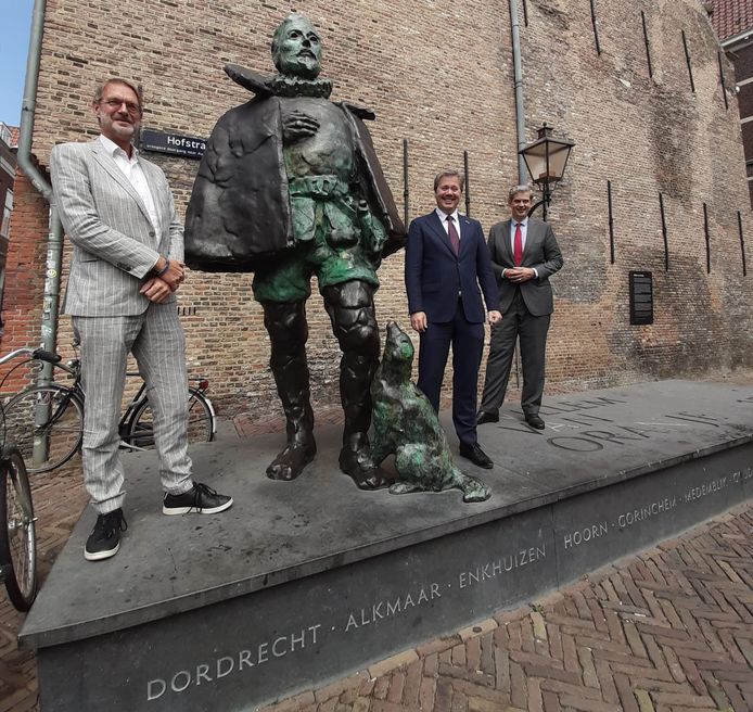 Burgemeester Wouter Kollf heeft samen met burgemeester De Vries en wethouder Duindam van de gemeente Oudewater een plaquette onthuld.