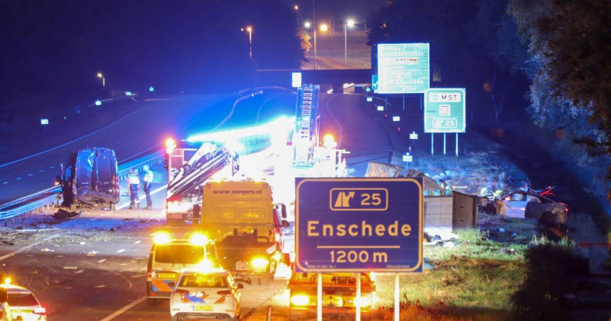 Twee zwaargewonden en enorme ravage bij aanrijding op A35 bij Enschede.