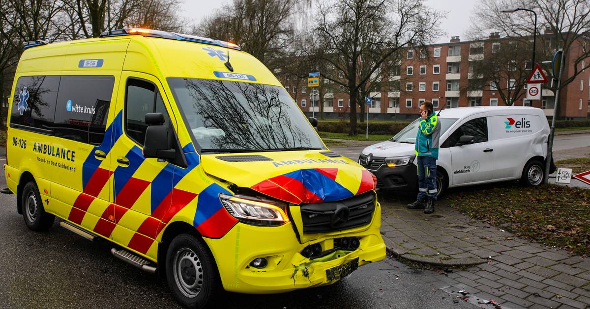 Ambulance fors beschadigd door ongeluk tijdens spoedrit in Apeldoorn.
