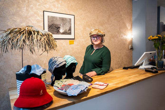Sylvia Hartendorp heeft de hatshop een hoedenwinkel in het centrum van Arnhem.