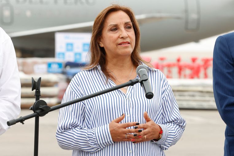 De Peruaanse president Dina Boluarte bij een persmoment vrijdag, waarop ze opriep tot verkiezingen eind dit jaar. Beeld AFP