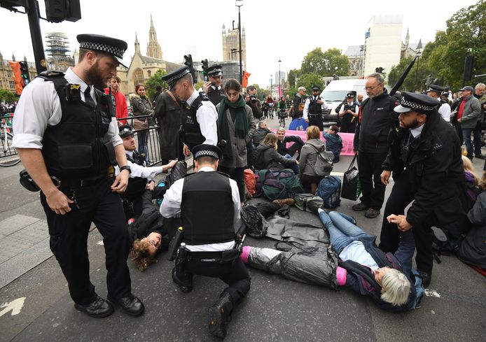 Extinction Rebellion-aanhangers worden in Westminster, Londen, gearresteerd door de politie.