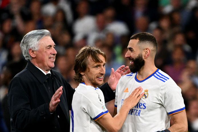 Carlo Ancelotti (l) viert de spectaculaire overwinning met Luka Modric en Karim Benzema.