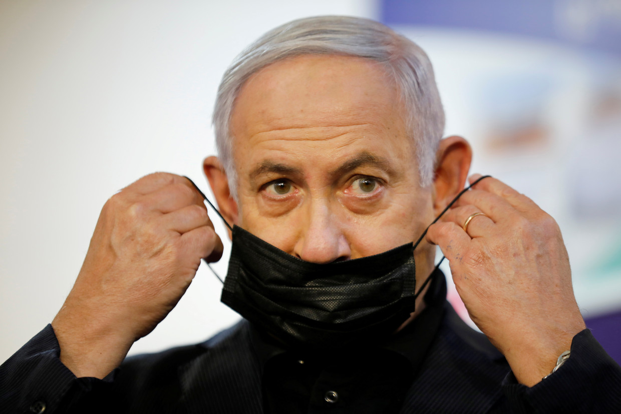 Israëlisch premier kondigde een nieuwe lockdown én een versnelling van de vaccinatiecampagne aan. Beeld REUTERS