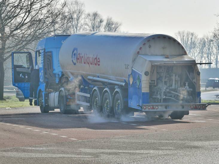 Vrachtwagen lekt zuurstof, parkeerterrein langs A2 bij Maarheeze afgesloten