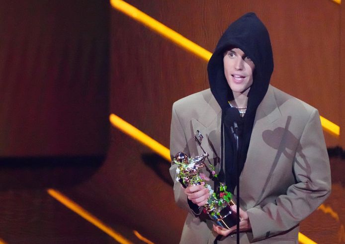 Justin Bieber met zijn award.
