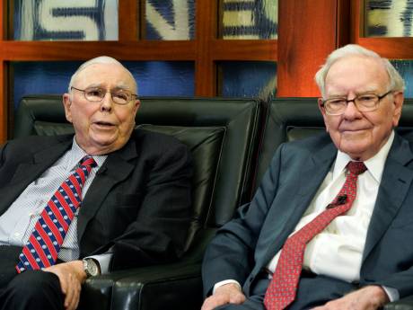 Charlie Munger, de rechterhand en vertrouweling van miljardair Warren Buffett, op 99-jarige leeftijd overleden 