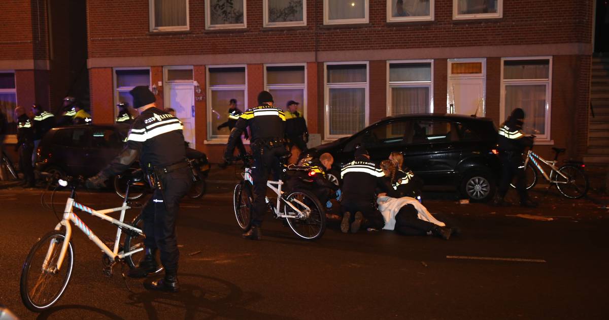 Politieman zwaargewond na aanrijding in Den Haag.