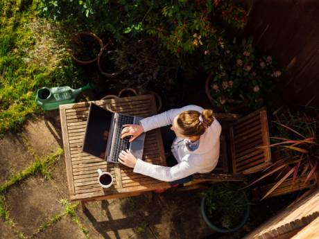Rester connecté: comment télétravailler efficacement dans votre jardin ou sur votre terrasse?