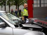Auto botst met vrachtwagen in Tilburg, vooruit helemaal aan diggelen