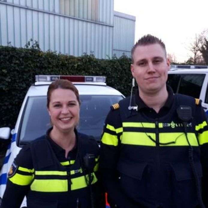 Esther van Kasteren (links) is wijkagent in Grave.