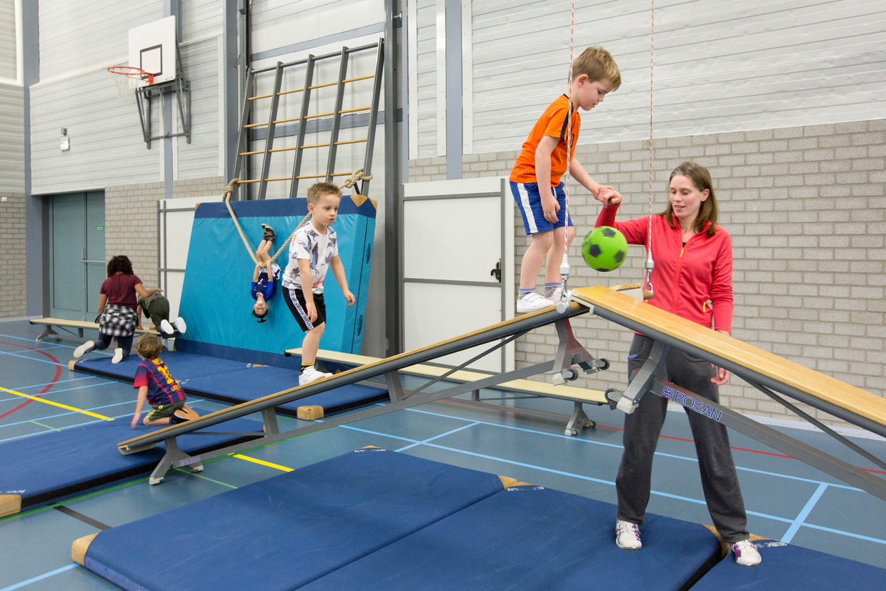 Jeugdleden van volleybalvereniging Irene in Bilthoven krijgen een training die breed georiënteerd is op de ontwikkeling van motoriek.  Beeld Jörgen Caris