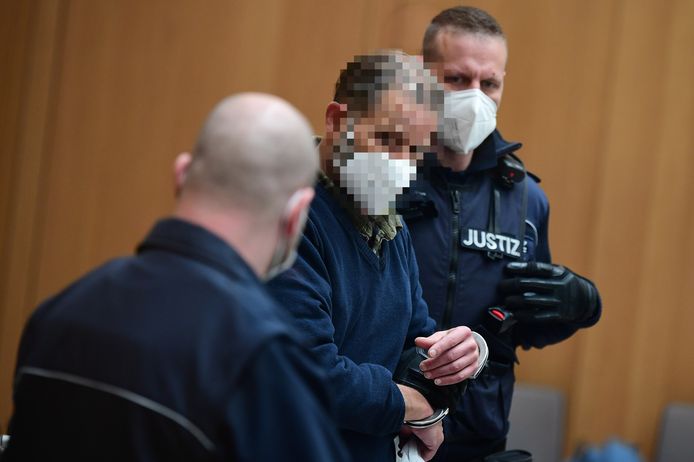 De 55-jarige hoofdverdachte Werner S. wordt de rechtszaal in Stuttgart binnengeleid.